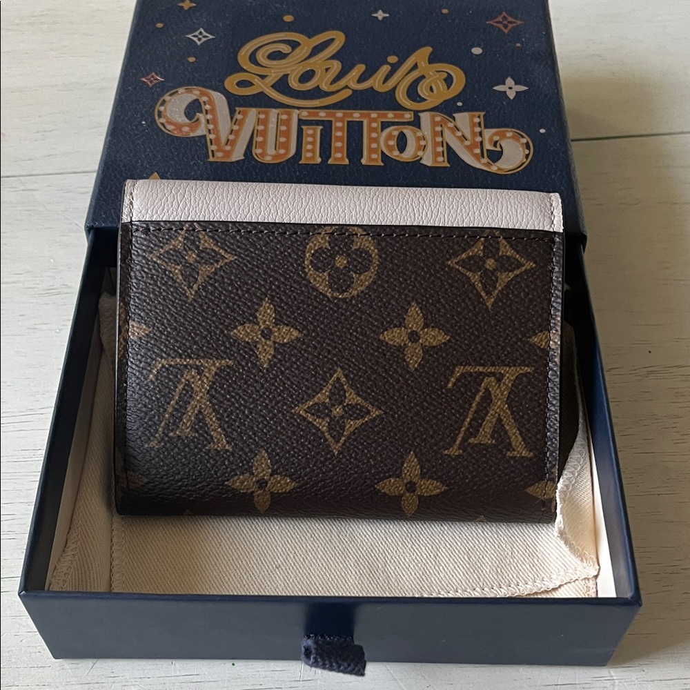 Louis Vuitton “On My Side” wallet in Greige - Picture 8 of 12